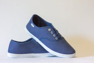 Choose the ideal footwear for a walk in the park, combining comfort with style